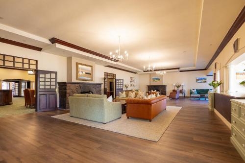 Shared lounge/TV area, Troutbeck Resort in Mutare