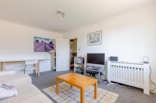 Homely 1 Bedroom Apartment in Beckton With Parking, Londres