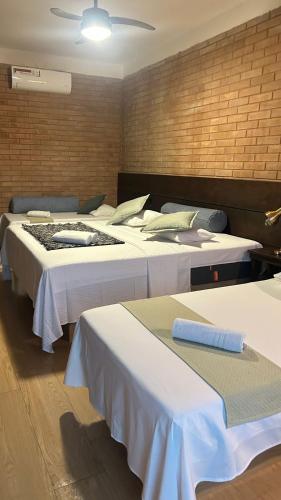 1 king bed, 2 twin beds