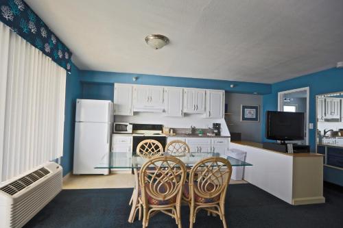 مطبخ, Shoreline Island Resort - Exclusively Adult in Madeira Beach