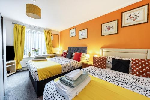 Bright 4 Bedroom Home in Walsall, Free Parking and for EVs, Wolverhampton