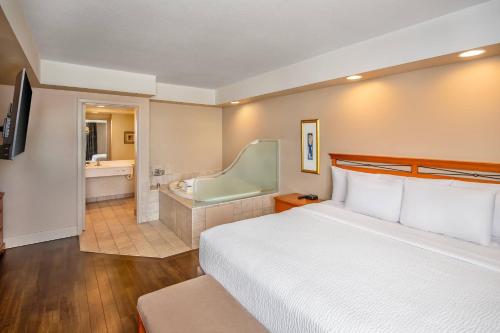 1 king bed, 2 queen beds