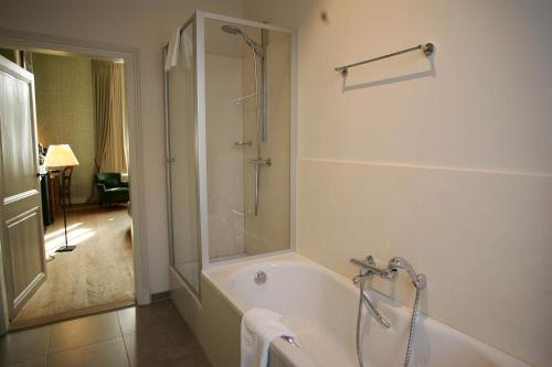Deluxe Double Room image 9