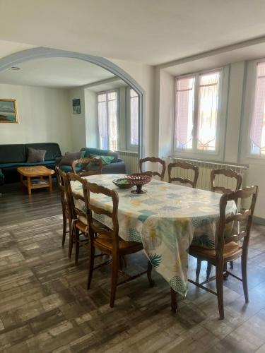 Appartement spacieux approx 125 m2 pour 8 personnes a Modane