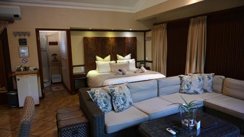 Exterior view of LUXURY EN-SUITE ROOM WITH LOUNGE @ 4 STAR GUEST HOUSE