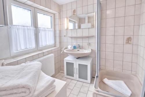 Ferienwohnung-Seebaer-mit-Flair-und-Balkon-im-schoenen-Ort-Werdum - image 5
