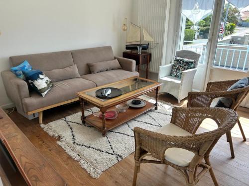 La maison bleue vacance et jardin, la mer à 550 m (La maison bleue vacance et jardin, la mer a 550 m) in Blenvila Surmēra