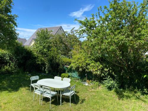 Dārzs, La maison bleue vacance et jardin, la mer à 550 m (La maison bleue vacance et jardin, la mer a 550 m) in Blenvila Surmēra