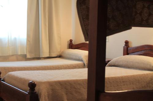 2 twin beds, 2 bunk beds