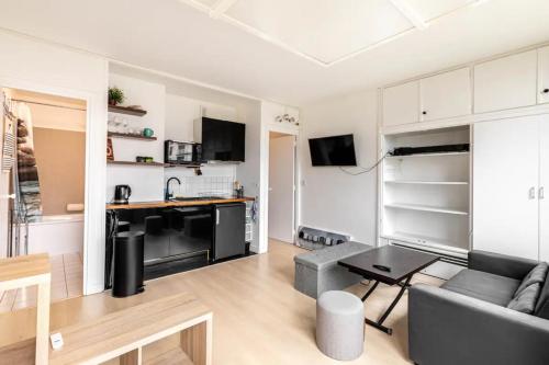 High-Rise Studio Flat w City viewsPorte Dauphine