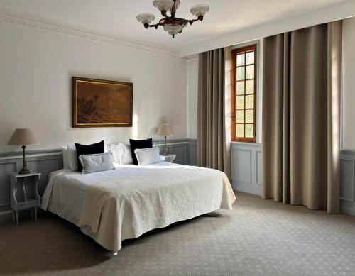 1 queen bed, 1 sofa bed