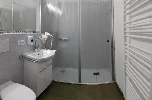 2 bedrooms, 4 beds