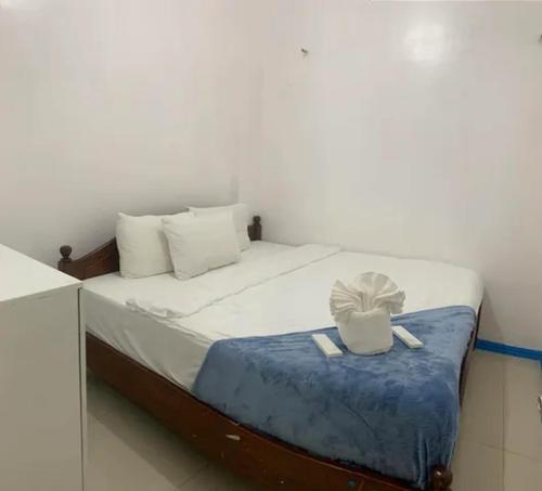 1 queen bed, 1 twin bed