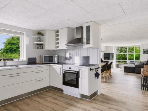 Kitchen, Holiday Home Glum - 300m from the sea by Interhome in Haderslev