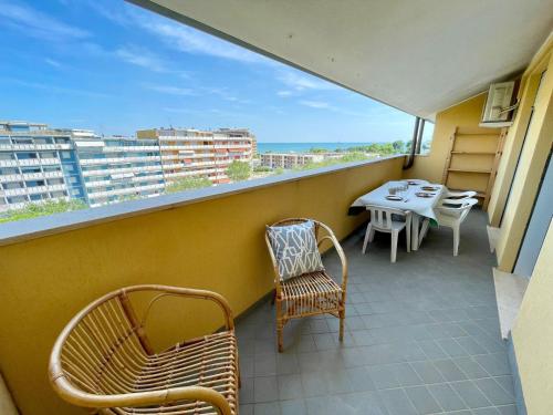 Sea-view apartment with lovely, furnished terrace