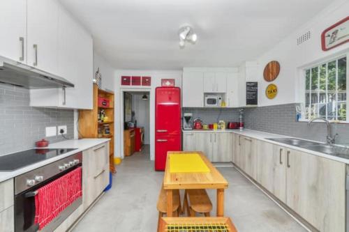Modern and Stylish 2 BD House in Claremont - image 2