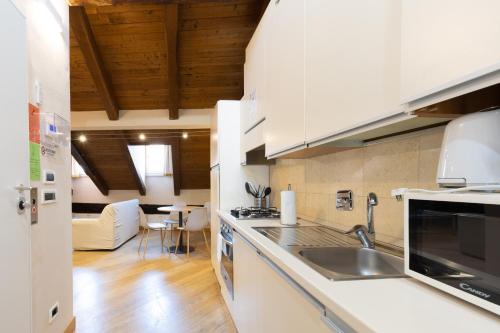 キッチン, BolognaRoomscom- Santo Stefano Apartments in サント ステファノ