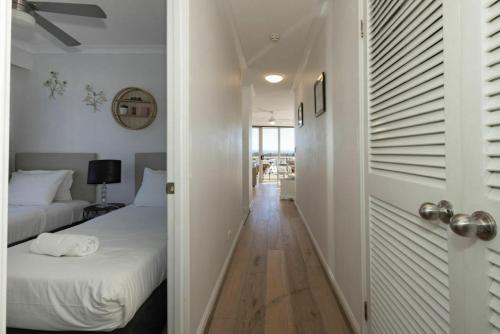 Breezy 2BDR Beachfront Apt in Burleigh Heads - image 5