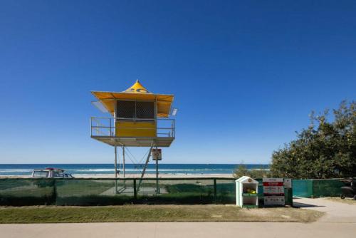 Breezy 2BDR Beachfront Apt in Burleigh Heads - image 3