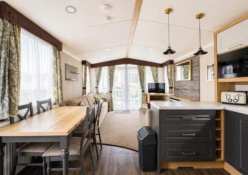 Modern Caravan At Caldecott Hall With Decking In Norfolk, Sleeps 8 Ref 91068C in Fritona