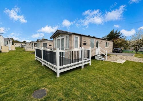 Modern Caravan At Caldecott Hall With Decking In Norfolk, Sleeps 8 Ref 91068C in Fritona