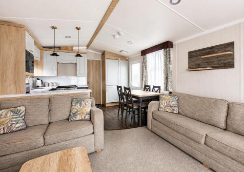 Modern Caravan At Caldecott Hall With Decking In Norfolk, Sleeps 8 Ref 91068C in Fritona