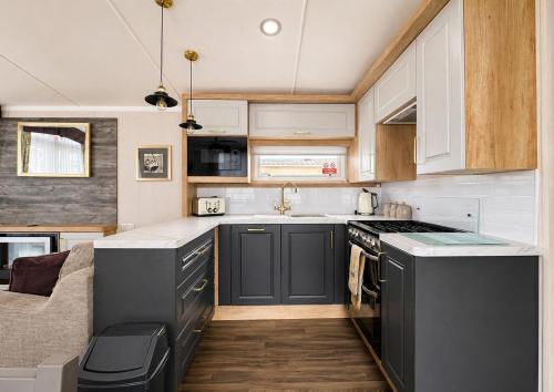Modern Caravan At Caldecott Hall With Decking In Norfolk, Sleeps 8 Ref 91068C in Fritona