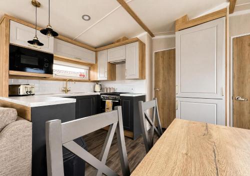 Modern Caravan At Caldecott Hall With Decking In Norfolk, Sleeps 8 Ref 91068C in Fritona