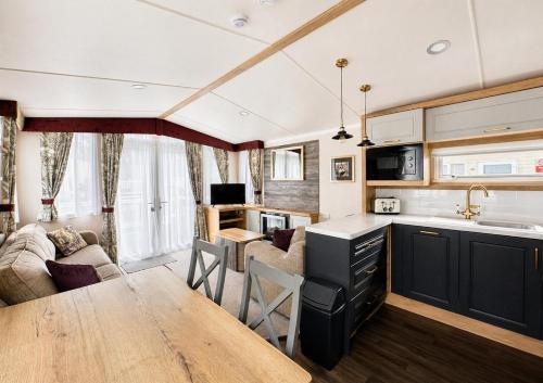 Modern Caravan At Caldecott Hall With Decking In Norfolk, Sleeps 8 Ref 91068C in Fritona