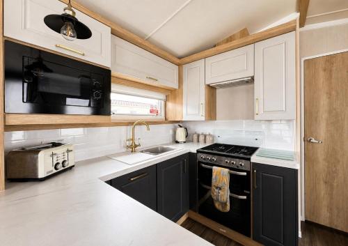 Modern Caravan At Caldecott Hall With Decking In Norfolk, Sleeps 8 Ref 91068C in Fritona