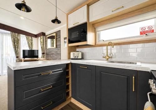 Modern Caravan At Caldecott Hall With Decking In Norfolk, Sleeps 8 Ref 91068C in Fritona