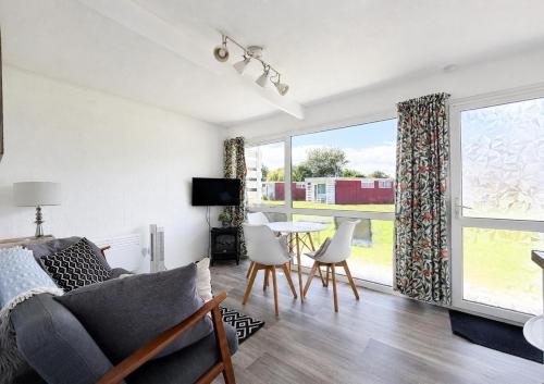 Lovely 4 Berth Chalet At Cedar Springs Park In Heacham, Norfolk Ref 92031Cs in هونستانتون