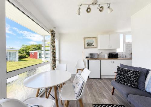 Lovely 4 Berth Chalet At Cedar Springs Park In Heacham, Norfolk Ref 92031Cs in هونستانتون