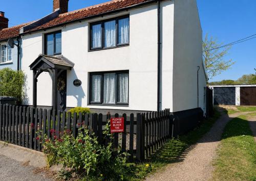 Stunning Cottage With A Private Hot Tub And Sauna In Norfolk Ref 99003Ac in Lessingham