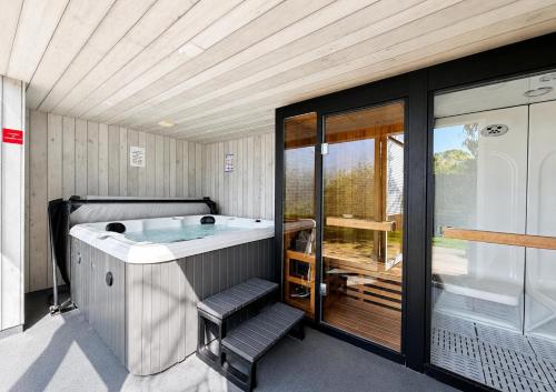 Stunning Cottage With A Private Hot Tub And Sauna In Norfolk Ref 99003Ac in Lessingham