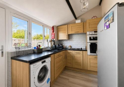 virtuve, Stunning Cottage With A Private Hot Tub And Sauna In Norfolk Ref 99003Ac in Lessingham