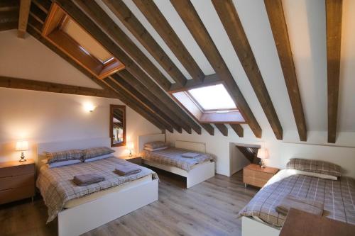 3 bedrooms, 11 beds