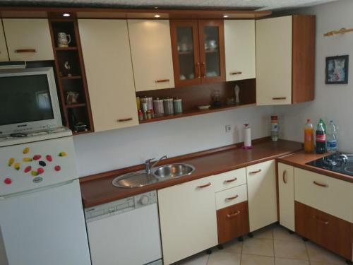 Holiday Home Vollständig eingerichtetes Haus mit privater Sonnenterrasse by Interhome (Holiday Home Vollstandig eingerichtetes Haus mit privater Sonnenterrasse by Interhome) in Vučevica