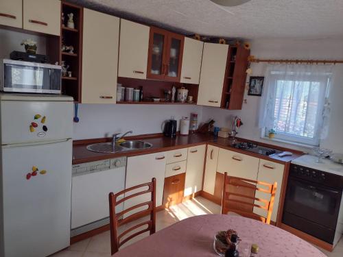 Holiday Home Vollständig eingerichtetes Haus mit privater Sonnenterrasse by Interhome (Holiday Home Vollstandig eingerichtetes Haus mit privater Sonnenterrasse by Interhome) in Vučevica