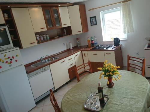 Holiday Home Vollständig eingerichtetes Haus mit privater Sonnenterrasse by Interhome (Holiday Home Vollstandig eingerichtetes Haus mit privater Sonnenterrasse by Interhome) in Vučevica