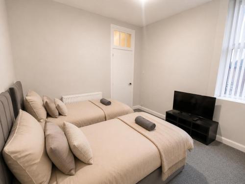 4 Bed Modernised, Free Parking, Near City Centre
