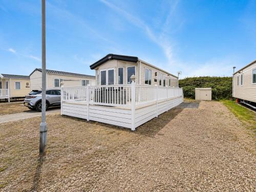 Modern 6 Berth Caravan With Full Decking At Kessingland Beach Ref 90010Td gîte à louer Benacre Ness