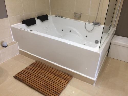 스파, Love Room Villa Charlene in 주앙-레-팽 시티 센터