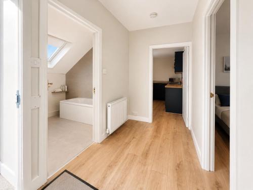 Modern 2 BDR in Prestwick - Sleeps 6 - Parking in Prestwick