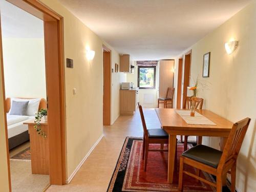 3 bedrooms, 5 beds