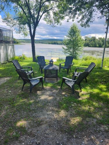 Spa & Lake Access - Le Chic Shack des 3 lacs in Asbestos (QC)