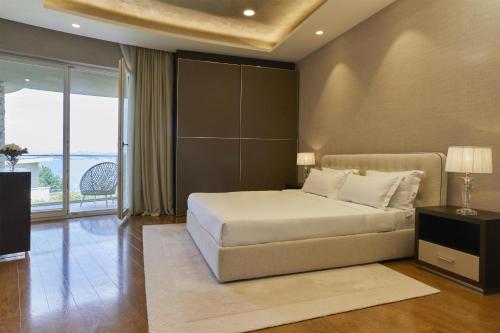 3 king beds, 1 twin bed