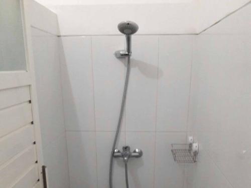 Shower, Huize Jon Hostel in Malang
