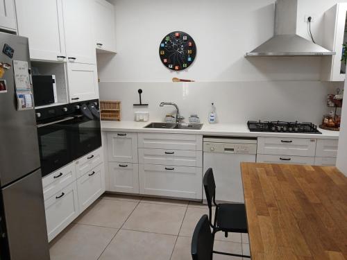 Large, spacious and luxurious apartment in the HaMishkapayim neighborhood of Beit Shemesh in 벳세메쉬