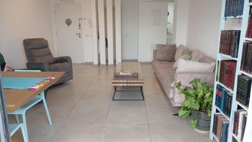 Large, spacious and luxurious apartment in the HaMishkapayim neighborhood of Beit Shemesh in 벳세메쉬